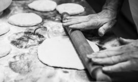preparazione della Tiella gaetana | Pizzeria del Porto Gaeta